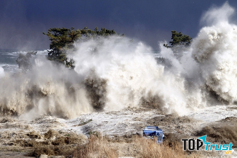 Sóng thần đánh vào bờ biển Minamisoma ở tỉnh Fukushima ngày 11/3/2011. Ảnh: AFP.