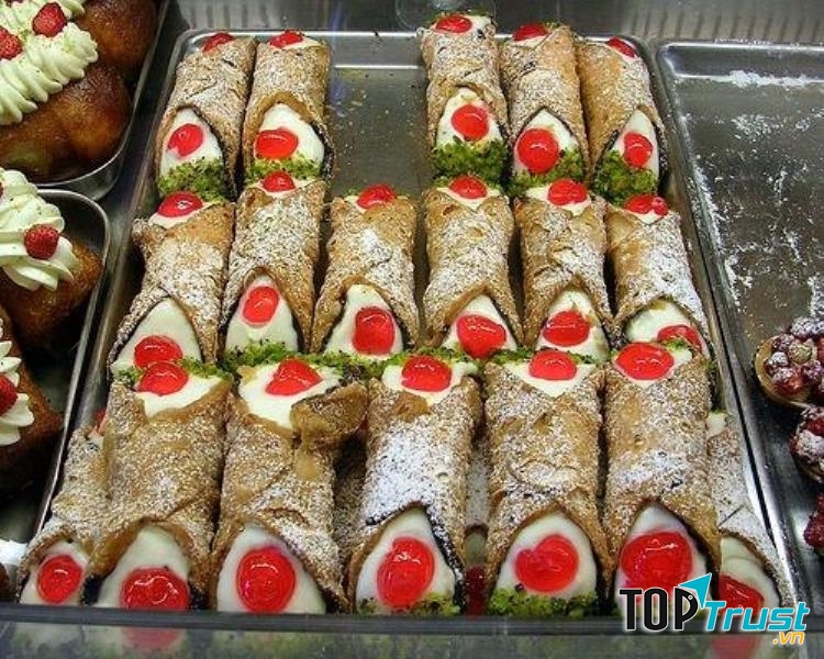 Khi thưởng thức bạn có thể ăn kèm với siro hoa quả, hạt dẻ cười và chocolate bào.