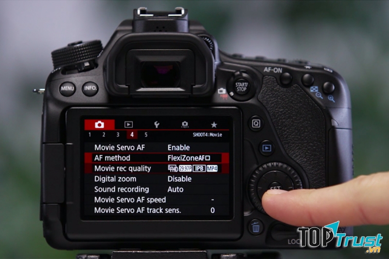 Một cải tiến lớn cho Canon 80D là hệ thống giảm rung cho gương lật hệ thống này sẽ giảm các hiệu ứng gây nhòe mờ do ảnh hưởng của màn trập