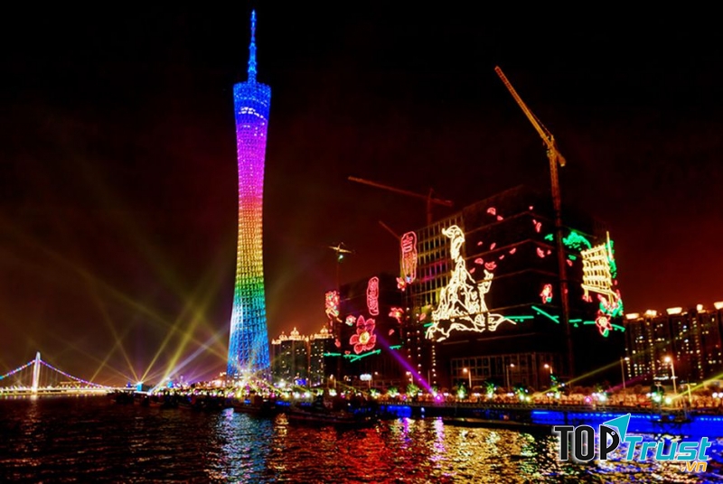Tháp Canton Tower lung linh về đêm