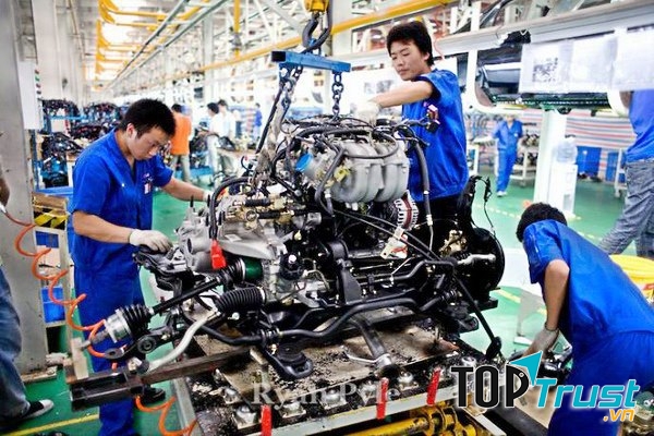 Sinh viên được hướng dẫn tỉ mỉ.