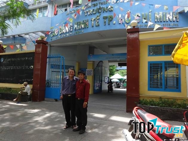 Cổng trường CĐ Kinh tế TP HCM