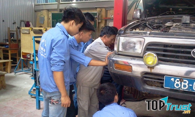 Lớp học sửa chữa ô tô