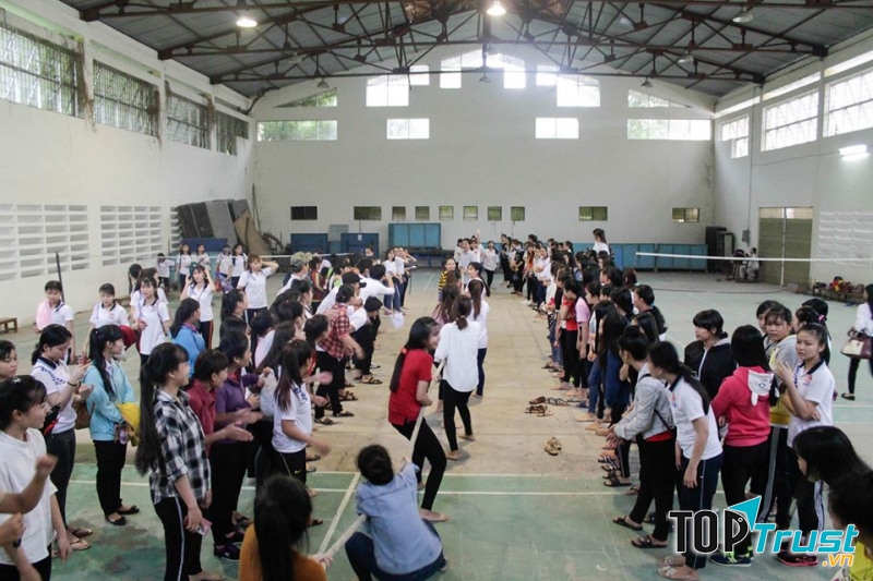 sinh viên tham gia hoạt động ngoại khóa