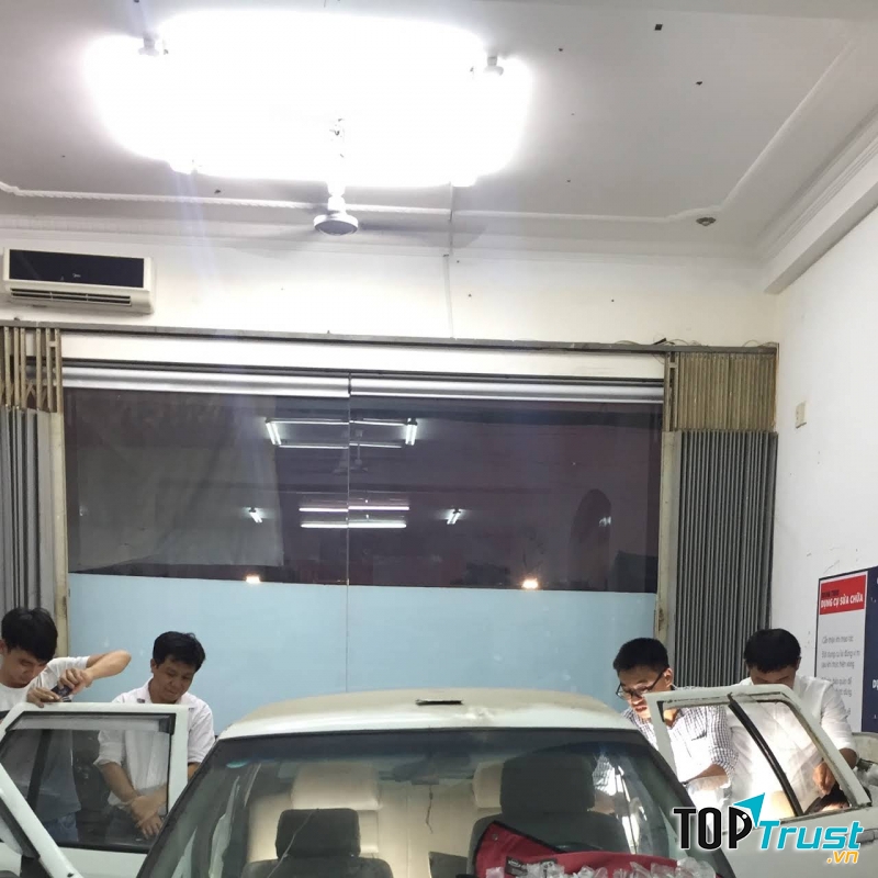 Học viên sửa xhuwxa ô tô tại iSpace.