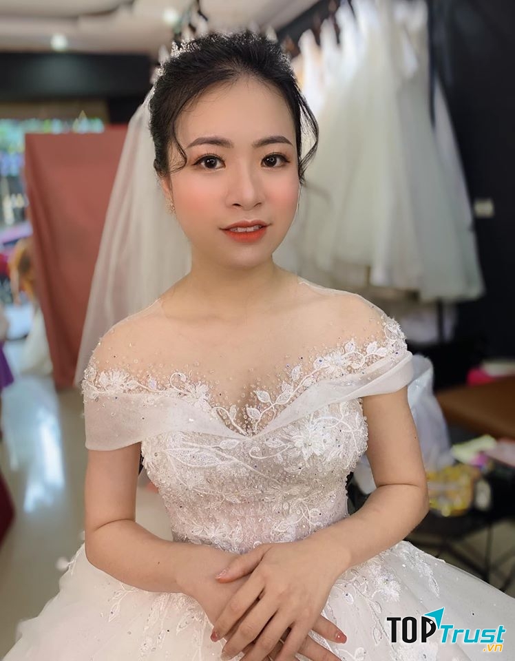 Cao Hong Ngoc makeup