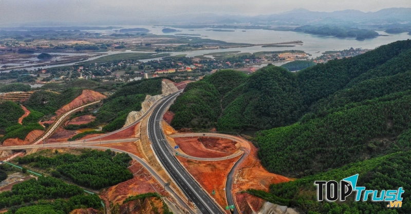 Toàn cao tốc có 4 nút giao, không bao gồm 2 nút giao đầu (nối Hạ Long) và cuối (nối Vân Đồn)