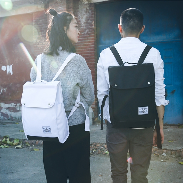 Những chiếc balo lớn đựng nhiều sách vở, tài liệu