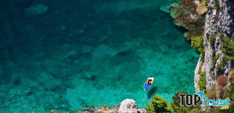Nước biển trong xanh tại Capri