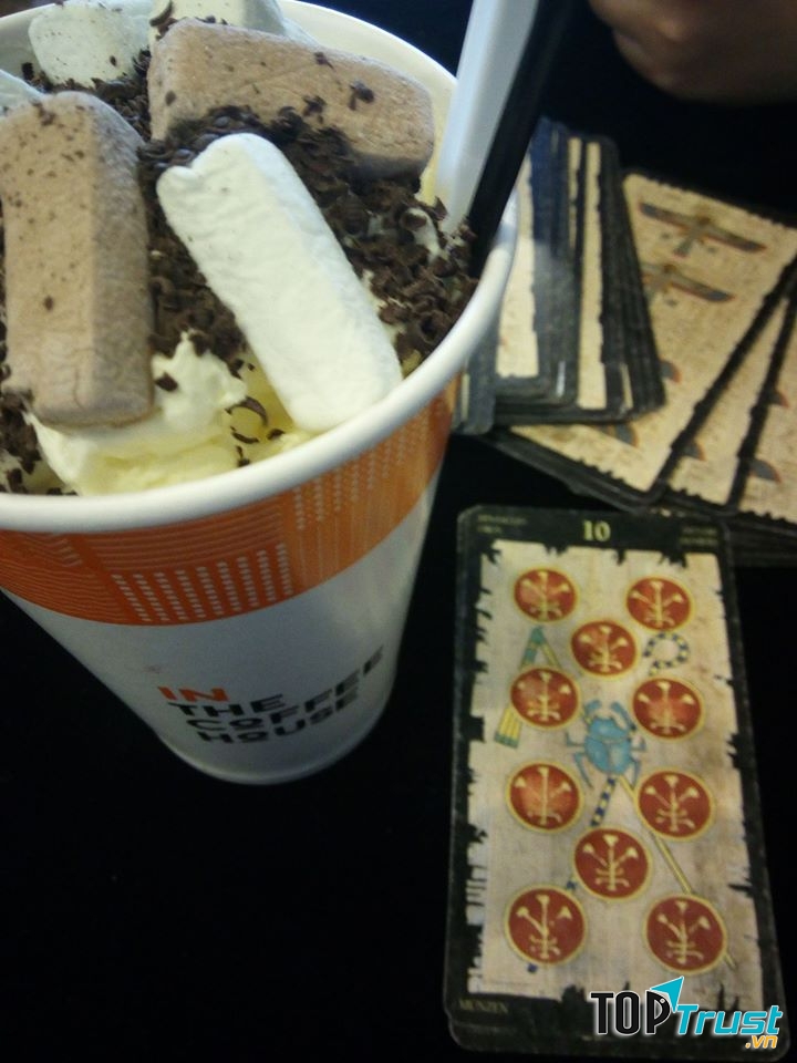 Vừa được thưởng thức đồ uống ngon lại được xem bài tarot