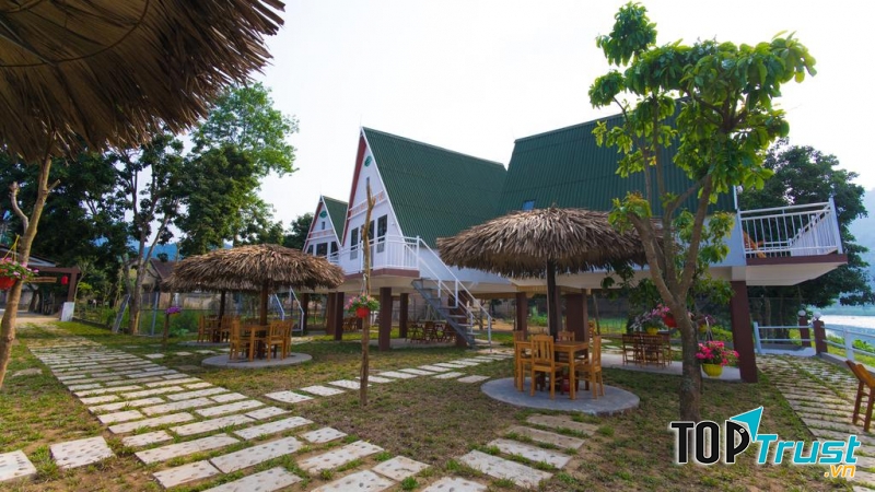 Thiết kế ngôi nhà khá độc đáo, ngôi nhà mái cao hình tam giác có các trụ gỗ