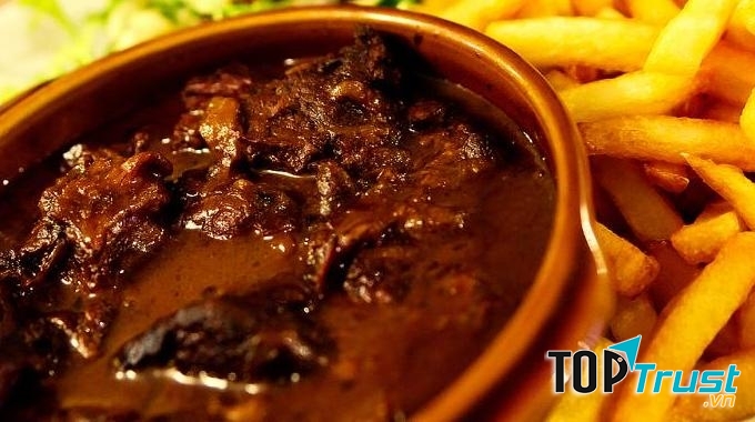 Món Carbonnade Flamande được dùng với khoai tây chiên