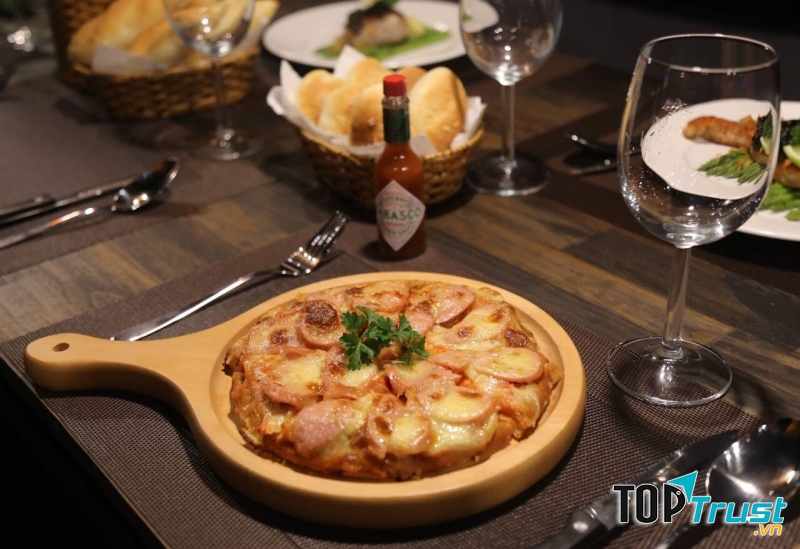 Phần nhân được đánh giá tuyệt vời với phô mai đầy đặn, topping đầy ụ