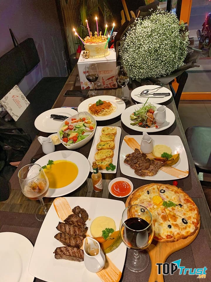 Bánh pizza hấp dẫn ngay từ hương thơm khi nhân viên mang đến bàn