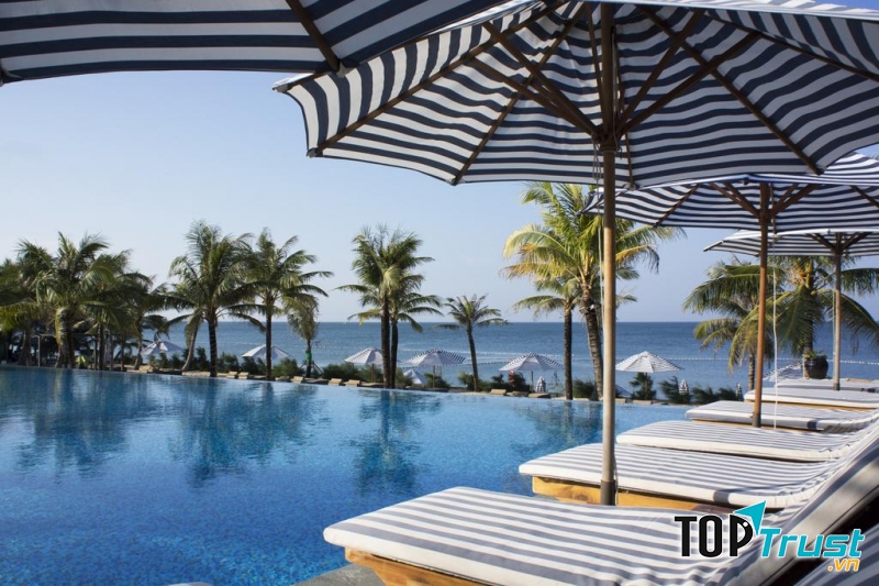 Bể bơi tại resort