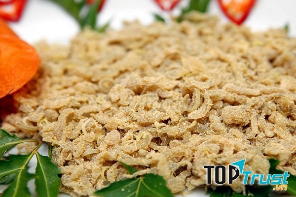 Khi lên men thì những con giòi sẽ xuất hiện và bò xung quanh khắp miếng pho mát đó.