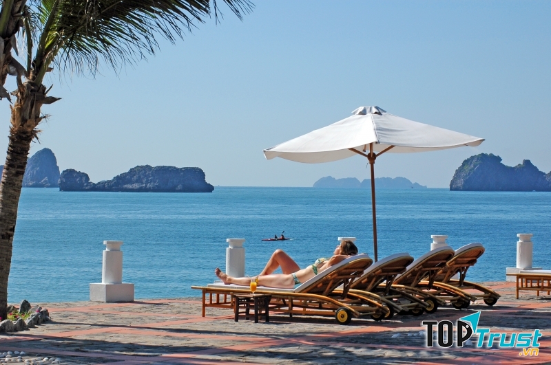 Bờ biển Cát  Bà - điểm du lịch hấp dẫn du khách