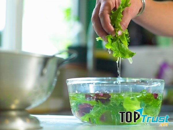 Không nên cắt rau trước khi rửa