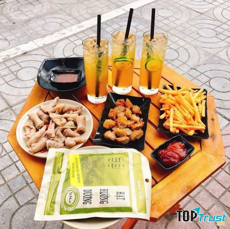 Quán sở hữu menu khủng với muôn vàn đồ ăn thức uống thơm ngon hấp dẫn