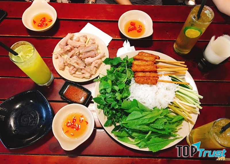Quán gây ấn tượng mạnh với khách hàng bởi thực đơn vô cùng đa dạng từ trà, juice đến đồ ăn