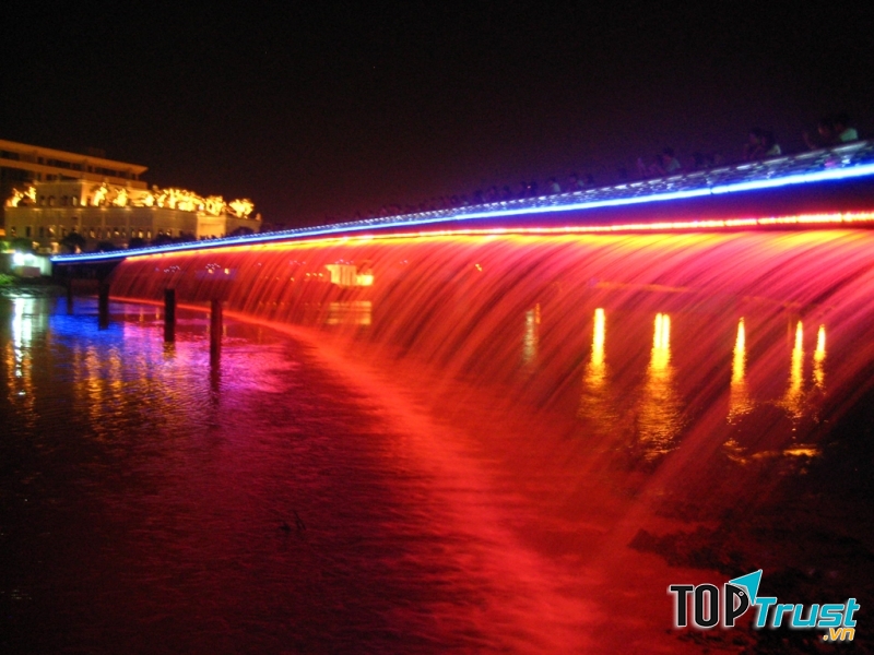 Mặt khác, mặt cầu được trang bị hàng trăm bóng đèn LED trắng, chiếu ngược lên giống như những ánh sao đêm.