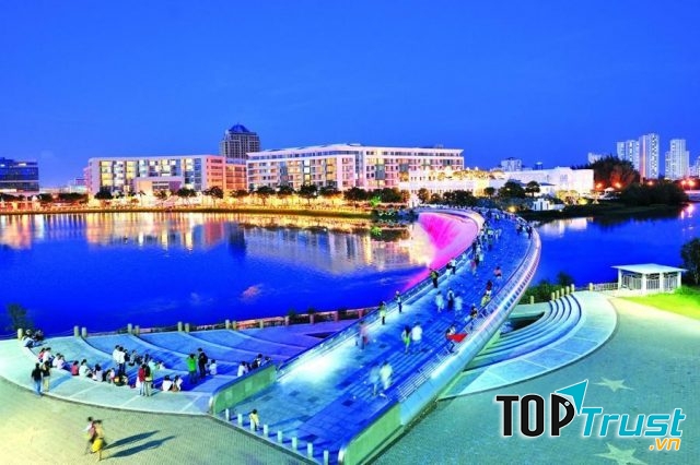 Cây cầu với thiết kế uốn cong hình mặt trăng