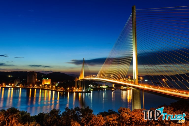 Cầu Bãi Cháy về đêm thật lung linh, huyền ảo