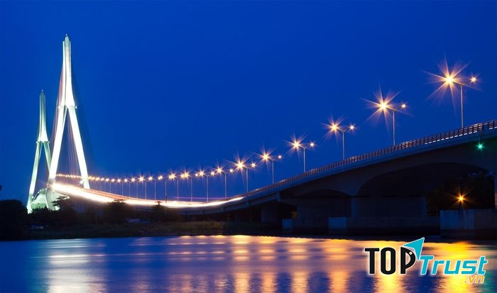 Cầu Cần Thơ lung linh dưới ánh đèn