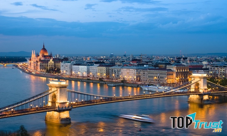 Cầu Chain soi bóng xuống dòng sông Danube