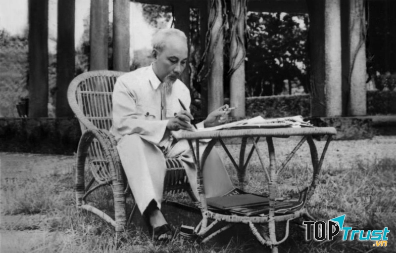 Câu chuyện kể về đức tính giản dị của chủ tịch Hồ Chí Minh cùng bài học ý nghĩa nhất