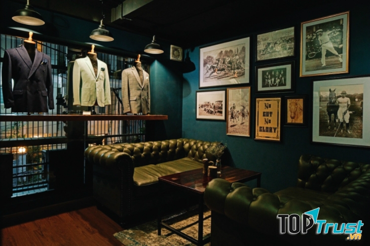 Khu vực lifestyle của Small Vacancy là nơi thể hiện phong cách sống qua nét đặc trưng của văn hóa nước Anh, khuyến khích quý ông chú trọng hơn vào vẻ bề ngoài thông qua trang phục suit và quan tâm đến các môn thể thao tốt cho sức khỏe như quần vợt, cưỡi ngựa.