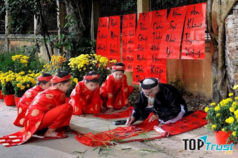 Dễ dàng bắt gặp cảnh các ông đồ lớn tuổi viết câu đối tại Văn Miếu Quốc Tử Giám