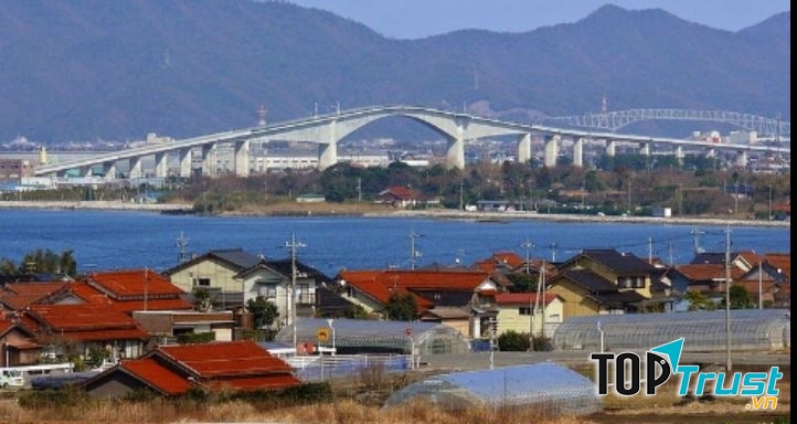 Cây cầu chụp theo một góc độ khác, nó hoàn toàn không quá dốc như khi chụp chính diện