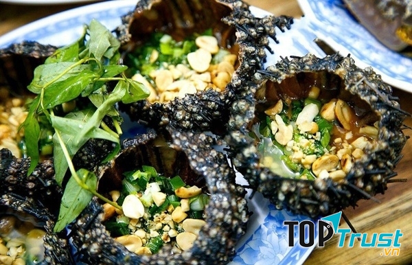 Cầu gai là một loại hải sản ngon, có giá trị dinh dưỡng cao, đem lại nhiều tác dụng tốt cho sức khỏe. Thông thường, cầu gai được chế biến thành món ăn chủ yếu theo 3 cách ăn sống, nướng và nấu cháo