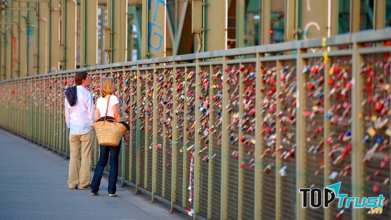 Những ổ khóa ngập tràn màu sắc