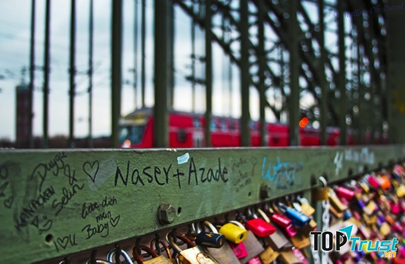 Thông điệp tình yêu được viết khắp thành cầu