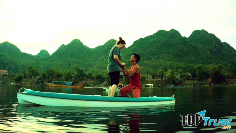 Cầu hôn trên một chiếc thuyền