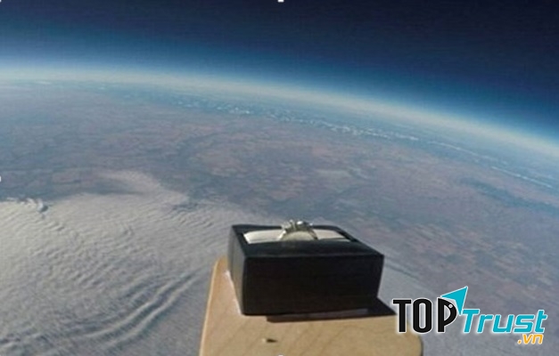 Nhẫn cầu hôn ở rìa không gian ngoài Trái Đất