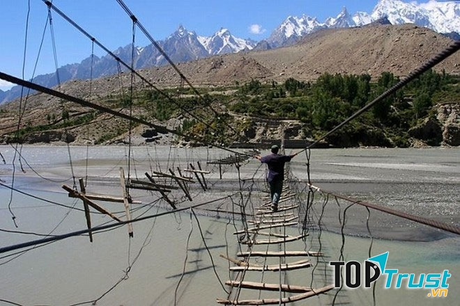Cầu Hussaini Hanging ở Pakistan