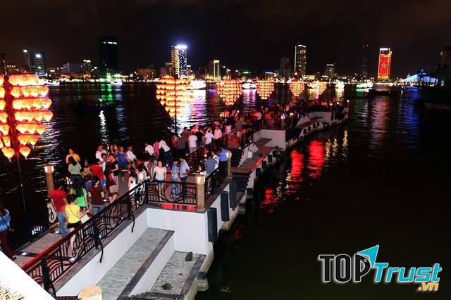 Mỗi tối, hàng trăm chiếc đèn lồng đỏ hình trái tim được thắp sáng giúp không gian cầu tình yêu trở nên lung linh và huyền ảo hơn