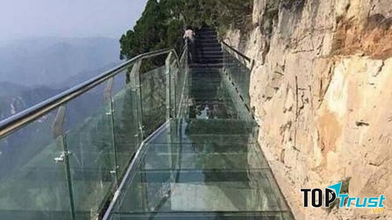 Cầu kính Rồng mây cheo leo trên vách núi