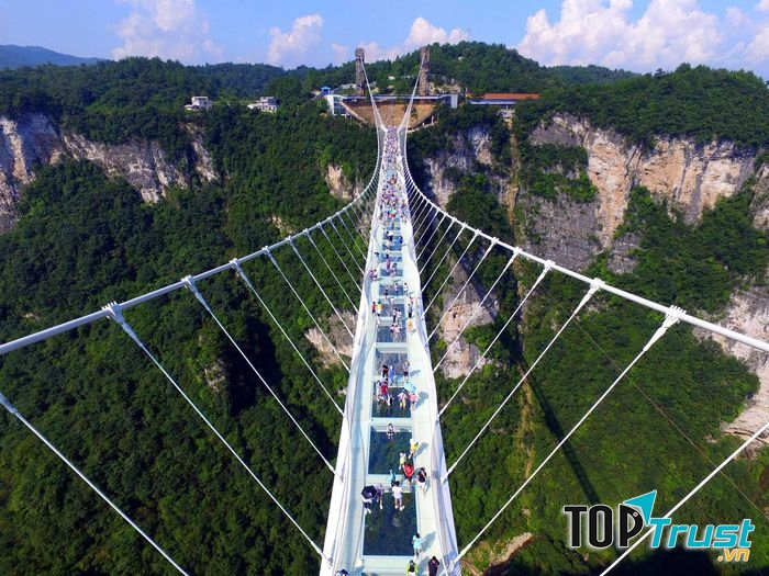 Du khách trải nghiệm đi trên Cầu kính Trương Gia Giới