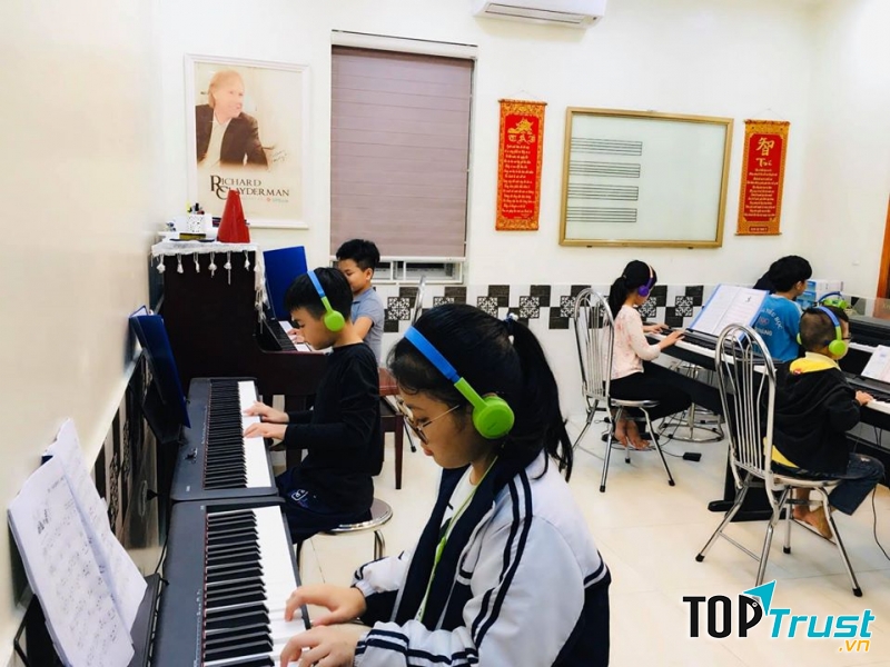 Âm nhạc Hoàng Minh