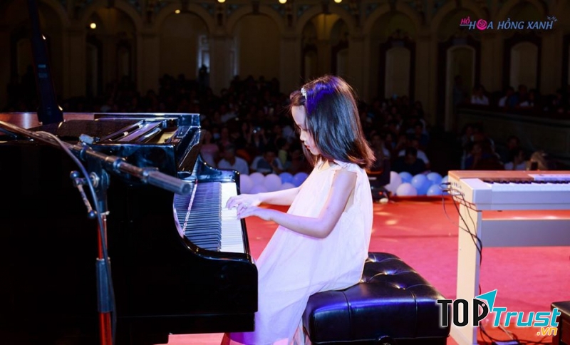 Học viên thi đàn piano