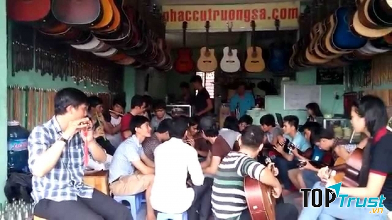Buổi sinh hoạt của câu lạc bộ.