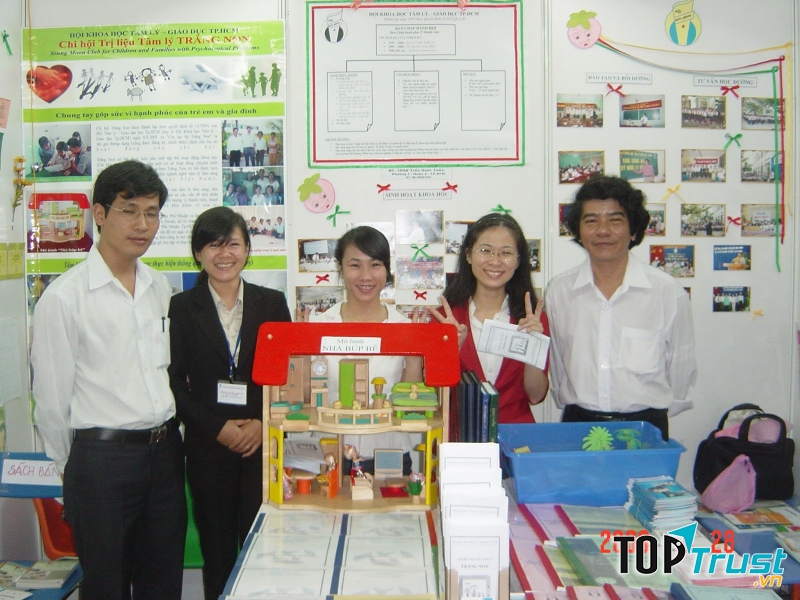 Câu lạc bộ Trăng Non