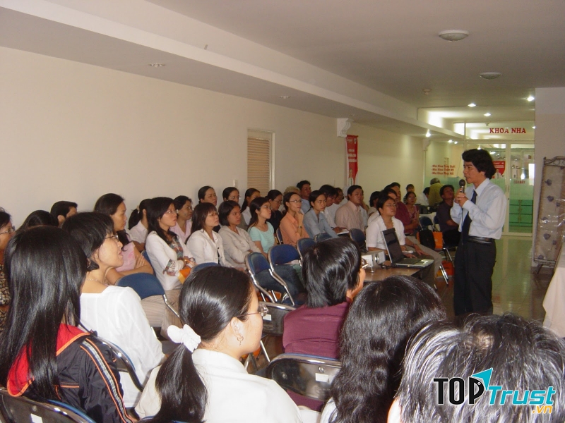 Câu lạc bộ Trăng Non