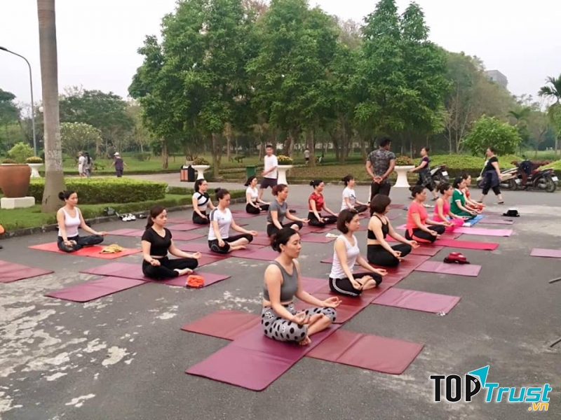 Lớp học Yoga ngoài trời tại Trung tâm ZIVA