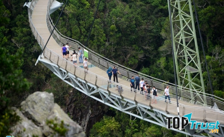 Du khách trải nghiệm trên cầu Langkawi Sky