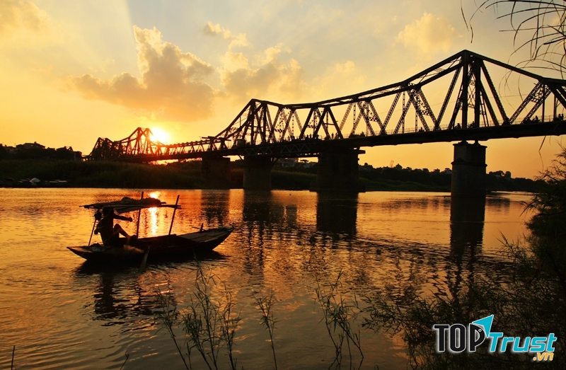 Sau bao bom đạn, cầu Long Biên vẫn hiên ngang đứng giữa sông Hồng cho đến ngày hôm nay
